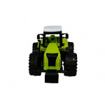 Poľnohospodársky traktor s prívesmi na pole 